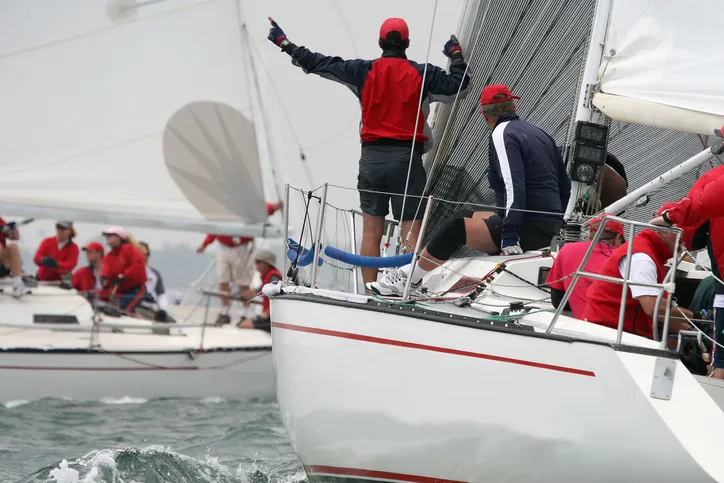 Équipiers sur un voilier - Secteur Public et Défense